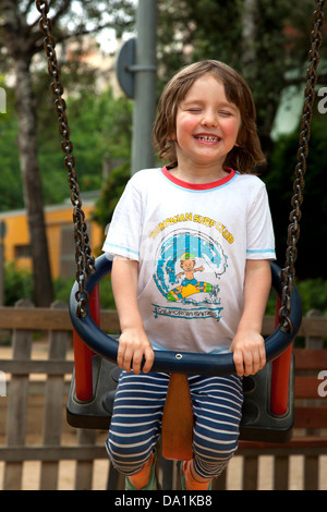 Vier und eine Hälfte Jahr alt junge auf Schaukel. Stockfoto