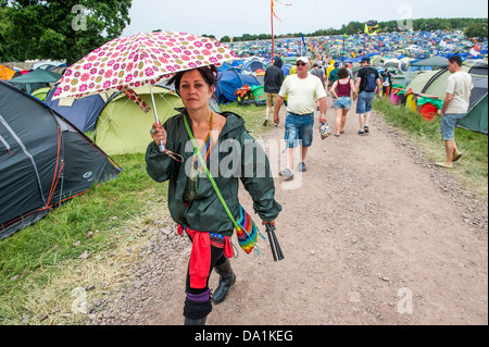 Ankünfte - die Sonne verblasst bald und der Regen beginnt. Die Leute bringen alles von Bier bis. Die 2013 Glastonbury Stockfoto