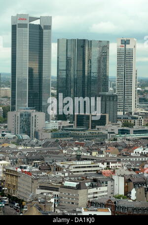 (L-R) Das Trianon der Deka Bank, Deutsche Bank-Türme und der Oper Turm der UBS Bank, fotografiert vom 28. Niveau des Westhafen Tower in Frankfurt Am Main, Deutschland, 24. Juni 2013. Foto: ROLAND HOLSCHNEIDER Stockfoto