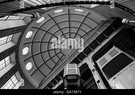 Hölzerne Fahrzeug Aufzüge des alten Sankt Pauli Elbtunnel (Alter Elbtunnel) in Hamburg. Stockfoto