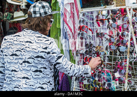 Eine seltsame Auswahl an Sonnenbrillen und Hüte locken Besucher in die Ruhe des morgens. Die 2013 Glastonbury Festival, Worth Stockfoto