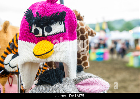 Eine seltsame Auswahl an Sonnenbrillen und Hüte locken Besucher in die Ruhe des morgens. Glastonbury Festival 2013 Stockfoto