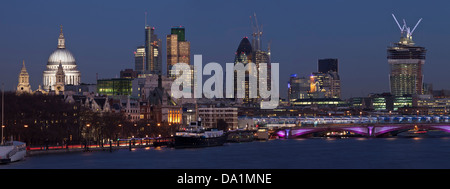 Panorama der Skyline von London aus Waterloo Bridge, London, England Stockfoto