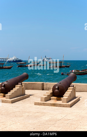 Kanonen im Forodhani Gärten, Stone Town, Sansibar, Vereinigte Republik Tansania, Ostafrika. Stockfoto