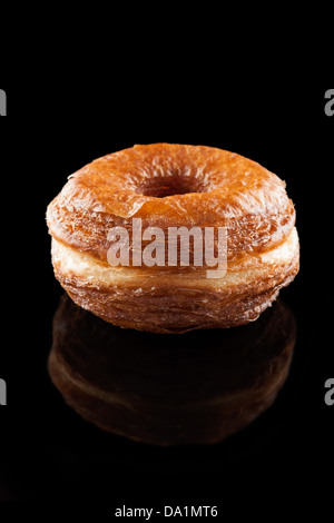 Leckeren Croissant und Donut-Mischung isoliert auf schwarz Stockfoto