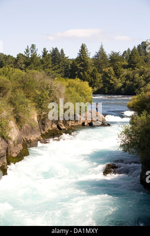 Vor den Toren der Stadt Taupo bildet den rauschenden Fluss Waikato der berühmten Huka Falls, New Zealand. Stockfoto