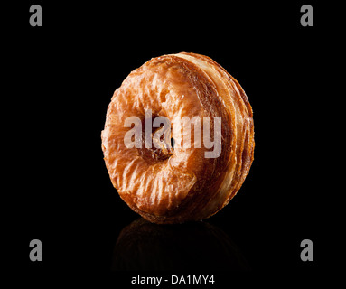Leckeren Croissant und Donut-Mischung isoliert auf schwarz Stockfoto