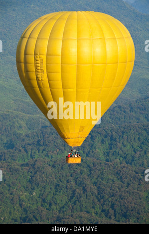 Vertikale Ansicht von einem Heißluftballon überfliegen bewaldeten Bergen in Laos. Stockfoto