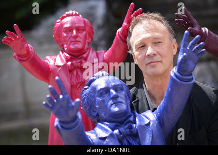 Künstler Ottmar Hoerl präsentiert die ersten Farbmuster seiner 102 cm großen Wagner Figur in Bayreuth, Deutschland, 1. Juli 2013. 500 dieser Zahlen wird überall in der Stadt kurz vor dem Start des Festivals aufgestellt werden. Foto: DAVID EBENER Stockfoto