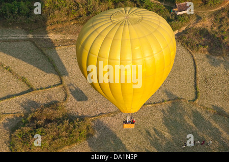 Horizontale Luftaufnahme von einem Heißluftballon landet auf dem Lande in der Nähe von Vang Vieng. Stockfoto