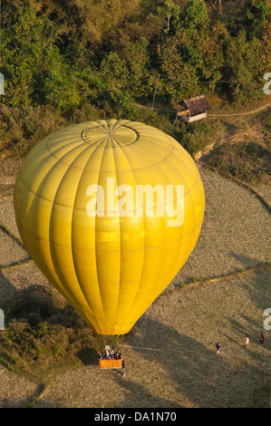 Vertikale Luftaufnahme von einem Heißluftballon landet auf dem Lande in der Nähe von Vang Vieng. Stockfoto