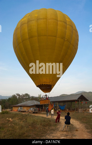 Vertikale Ansicht von einem Heißluftballon landet auf dem Lande in der Nähe von Vang Vieng. Stockfoto