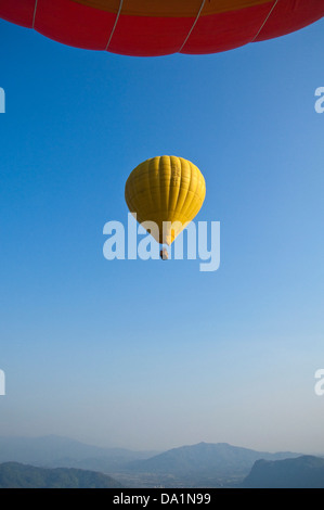 Vertikale Luftaufnahme von einem Heißluftballon im Flug und die Landschaft rund um Vang Vieng. Stockfoto