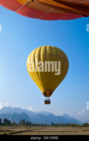 Vertikale Luftaufnahme von einem Heißluftballon im Flug und die Landschaft rund um Vang Vieng. Stockfoto