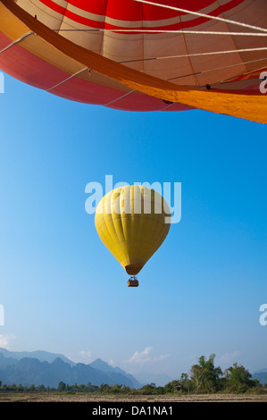 Vertikale Luftaufnahme von einem Heißluftballon im Flug und die Landschaft rund um Vang Vieng. Stockfoto