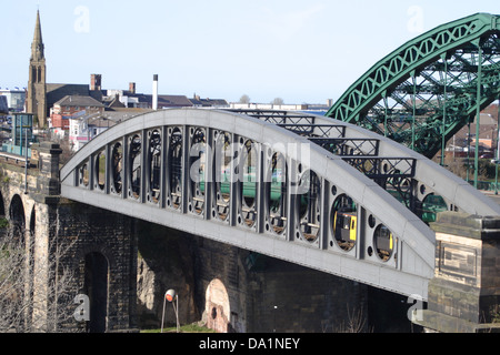 Wearmouth-Brücke und Eisenbahnbrücke. Eine Metrostation ist sichtbar auf der Eisenbahnbrücke. Lage, Sunderland, Tyne and Wear, England, UK Stockfoto