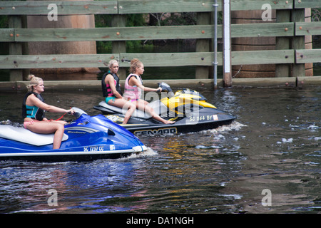 Frauen auf Jetskis Stockfoto