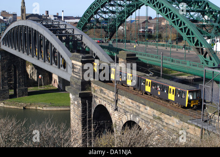 Wearmouth-Brücke und Eisenbahnbrücke. Eine Metrostation ist sichtbar auf der Eisenbahnbrücke. Lage, Sunderland, Tyne and Wear, England, UK Stockfoto