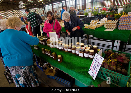 Kunden kaufen bewahrt auf monatliche Bauernmarkt in Malton Ryedale North Yorkshire England UK Stockfoto