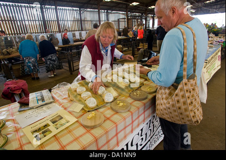 Kunden kaufen Käse vom Stall zu verkaufen würde Käse auf monatliche Bauernmarkt in Malton Ryedale North Yorkshire England UK Stockfoto