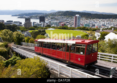 Wellingtons berühmten Cable Car geht nach oben in Richtung Wellington Observatorium in Wellington, Neuseeland Stockfoto