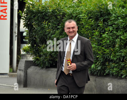 Antonin Kolacek kommt nach einem Strafgericht in Bellinzona, Schweiz, 1. Juli 2013. Sechs ehemalige Manager von MUS (Mostecka Uhelna) Kohle-Bergbau-Unternehmen stehen im Verdacht illegal nehmen das Geld aus dem Unternehmen und dessen Verwendung zu Unternehmens-Aktien kaufen. (CTK Foto/Stanislav Mundil) Stockfoto