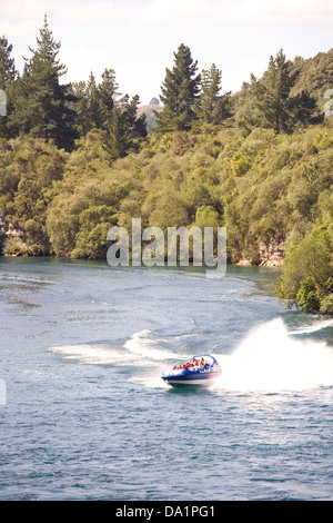 Die Huka Falls Jetboat Erfahrung fügt viel Spannung auf eine Reise zu den berühmten Wasserfällen in der Nähe von Taupo, Neuseeland. Stockfoto