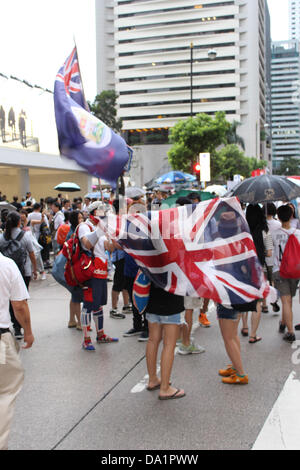 Hong Kong. 1. Juli 2013. Pro-Demokratie-Fans winken den Union Jack und die alten Hong Kong britische koloniale Flagge am 1. Juli Universalstimmrecht marschieren. Bildnachweis: Robert SC Kemp/Alamy Live-Nachrichten Stockfoto