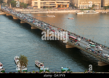 Blick auf den Sonnenuntergang des Nil und El-Tahrire-Brücke in Kairo Stockfoto