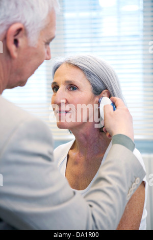 ÄLTERE PERSON TEMPERATUR Stockfoto