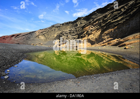 Blick auf grüne Lagune in vulkanischen Landschaft, El Golfo, Lanzarote, Kanarische Inseln, Spanien Stockfoto