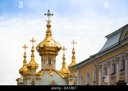 Goldene Kuppel im Sommergarten, Peterhof, Russland Stockfoto