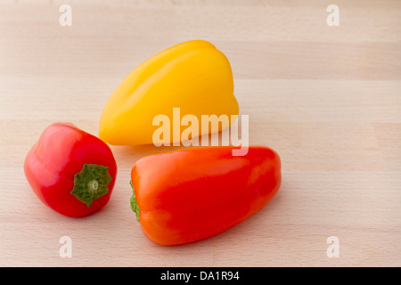 Chiquino Paprika auf Schneidbrett aus Holz Stockfoto