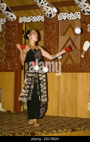 Entertainer, in Rotowhio Marae an Te Puia, Rotorua, Neuseeland. Stockfoto