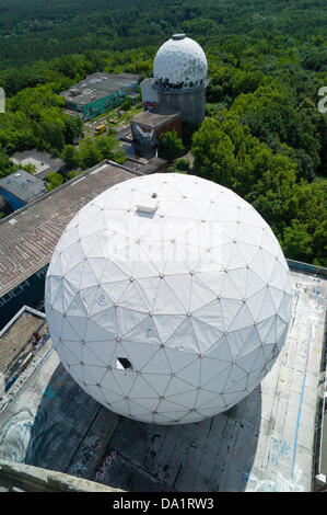 Ein Blick auf die Kuppeln des ehemaligen NSA-Kommunikation abzufangen-Station auf dem Teufelsberg (Čertova hora) in Berlin, Deutschland, 1. Juli 2013. Die US National Security Agency (NSA) überwacht, Radio und Telefon Kommunikation im Osten von dort bis 1992. Foto: MAURIZIO GAMBARINI Stockfoto