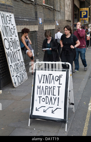Vintage Kleidung Markt unterzeichnet Brick Lane London E1. Tower Hamlets. HOMER SYKES Stockfoto