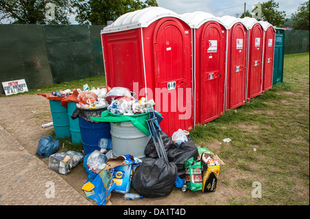 Toiletten und Müll. 2013 Glastonbury Festival, würdige Farm, Glastonbury. 30. Juni 2013. Stockfoto