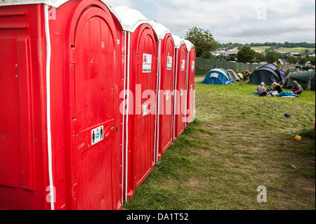 Sanitäre Anlagen. 2013 Glastonbury Festival, würdige Farm, Glastonbury. 30. Juni 2013. Stockfoto