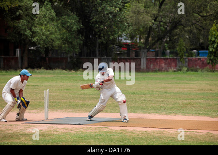 Batsman Schlägt Ball Während Cricket Match Stockfoto