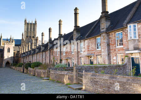 Vikare nah neben Wells Cathedral Somerset, England aus dem 15. Jahrhundert mit Brunnen-Kathedrale im Hintergrund Stockfoto