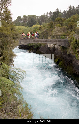 Vor den Toren der Stadt Taupo bildet den rauschenden Fluss Waikato der berühmten Huka Falls, New Zealand. Stockfoto