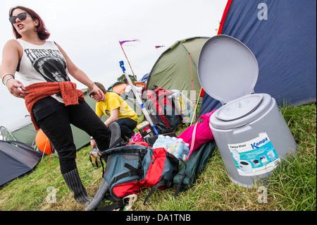 Ankünfte - die Sonne verblasst bald und der Regen beginnt. Die Leute bringen alles von Biertoloos mit. Stockfoto