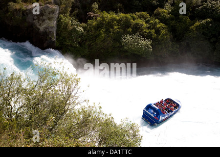 Die Huka Falls Jetboat Erfahrung fügt viel Spannung auf eine Reise zu den berühmten Wasserfällen in der Nähe von Taupo, Neuseeland. Stockfoto