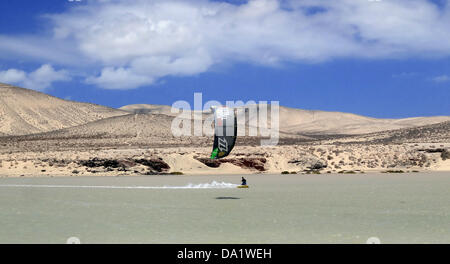 Ein Kitesurfer in Aktion aus der sandigen Strand von Sotavento in der Nähe von Costa Calma auf Fuerteventura, Spanien, 5. Juni 2013. Foto: Soeren Stache Stockfoto