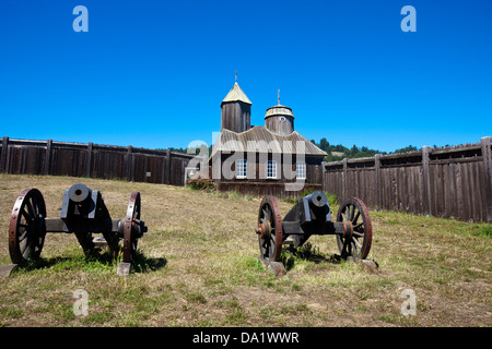 Kanonen außerhalb der Dreifaltigkeitskirche St.-Nikolaus-Kapelle, Fort Ross State Historic Park, Sonoma County, California, Vereinigte Staaten von Stockfoto