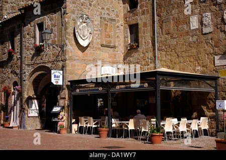 Italien, Toskana, Sovana, Piazza del Pretorio, Café Stockfoto