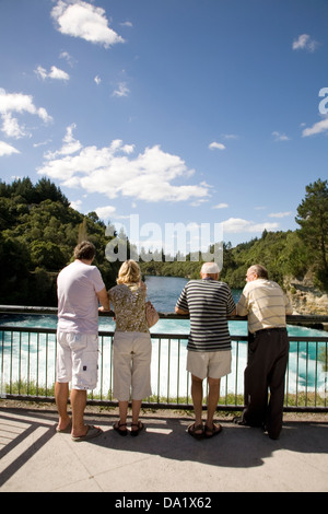 Vor den Toren der Stadt Taupo bildet den rauschenden Fluss Waikato der berühmten Huka Falls, New Zealand. Stockfoto