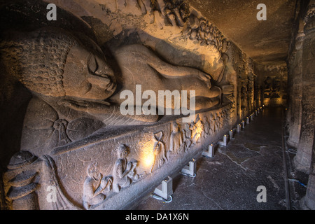 Liegender Buddha, Höhle 26, Ajanta buddhistischen Höhlen, Indien Stockfoto