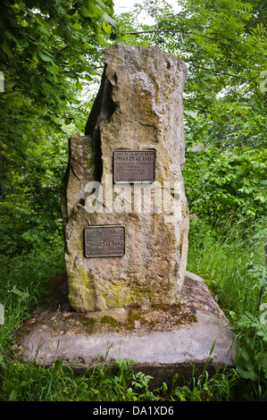 Stone Kennzeichnung Eröffnung Offa es Dyke National Trail am Knighton, Powys, Wales, UK. Stockfoto