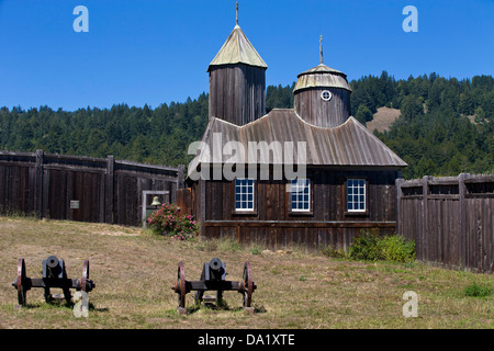 Kanonen außerhalb der Dreifaltigkeitskirche St.-Nikolaus-Kapelle, Fort Ross State Historic Park, Sonoma County, California, Vereinigte Staaten von Stockfoto